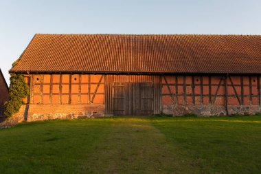 Küçük bir köyde gün batımı ve yürüyüş
