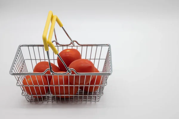 Pomidory Małym Koszyku Kupienia — Zdjęcie stockowe