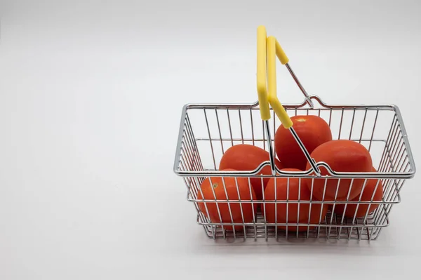 Tomates Una Pequeña Cesta Para Compra — Foto de Stock
