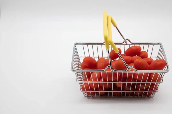Pomidory Małym Koszyku Kupienia — Zdjęcie stockowe