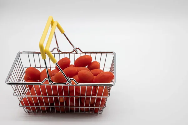 Tomates Uma Pequena Cesta Para Compra — Fotografia de Stock