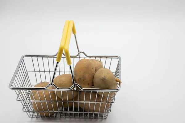 Patatas Una Pequeña Cesta Para Compra — Foto de Stock