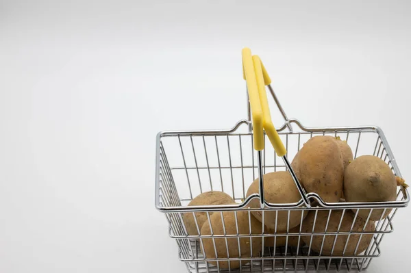 Patatas Una Pequeña Cesta Para Compra — Foto de Stock