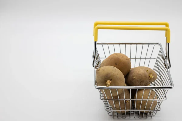 Patatas Una Pequeña Cesta Para Compra — Foto de Stock