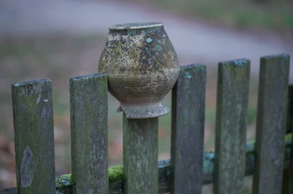 # Çitlere asılmış eski tencereler