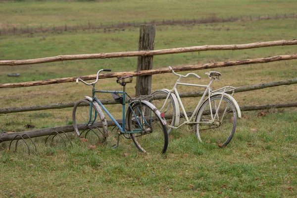 Старые Разбитые Велосипеды Припаркованные Поля — стоковое фото
