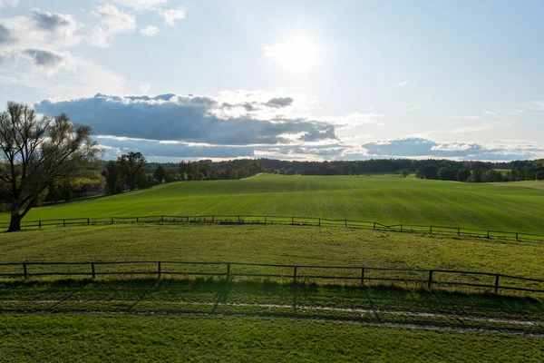 Küçük bir köyde gün batımı ve yürüyüş