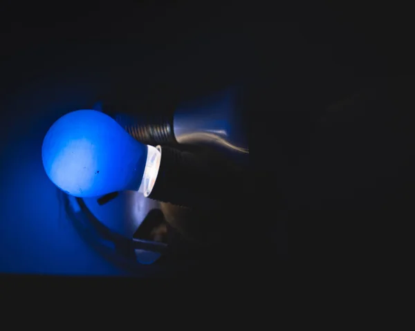 Blaue Glühbirne Auf Schwarzem Hintergrund — Stockfoto