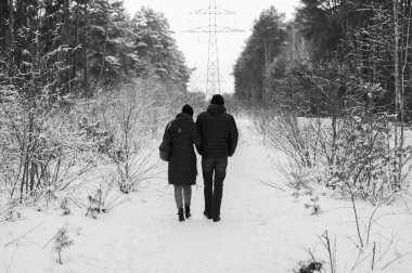 Ormanda yürüyen aşık bir çift