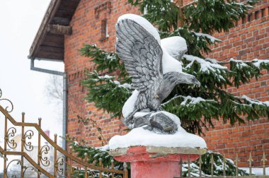 Karla kaplı beton kartal