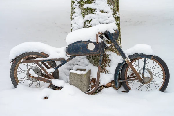 Oude Poreuze Motorfiets Bedekt Met Sneeuw Rechtenvrije Stockafbeeldingen