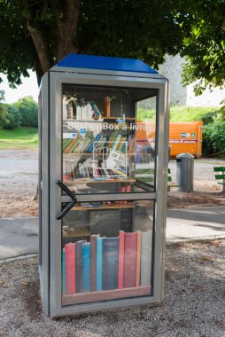 Murten, İsviçre - 12 Ağustos 2019 - Eski telefon kulübesi kütüphaneye çevrildi