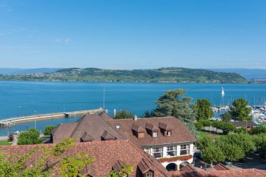 Murten, İsviçre - 12 Ağustos 2019 - Eski kasaba ve gölün kalesinden manzara