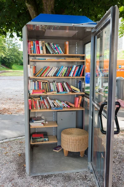 Murten Sviçre Ağustos 2019 Eski Telefon Kulübesi Kütüphaneye Çevrildi Telifsiz Stok Fotoğraflar