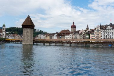 Lucern, İsviçre - 11 Ağustos 2019 - Kappelbrucke Köprüsü