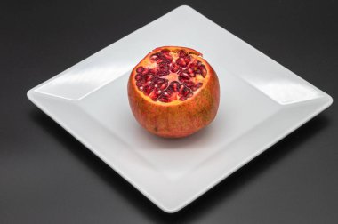 Koyu arkaplanda taze nar meyvesi