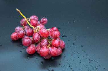 Taze üzüm, gölgeli bir arka planda.