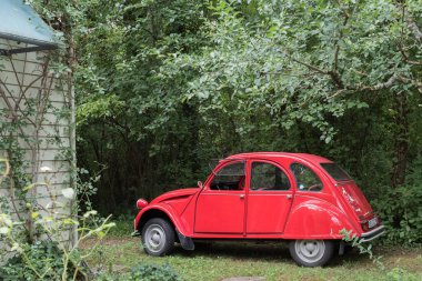 Bienne, İsviçre - 14 Ağustos 2019 - View car red brand Citroen 2cv - old timer