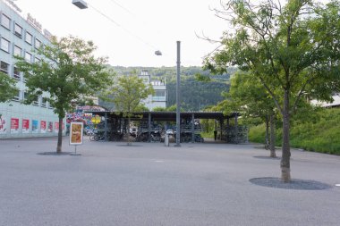 Bienne, İsviçre - 14 Ağustos 2019 - Şehir manzarası, merkezdeki binalar ve dükkanlar