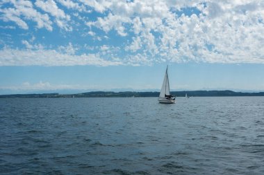 Bienne, İsviçre - 14 Ağustos 2019 - Biel Gölü ve Jura Gölü 'nün göl manzarası