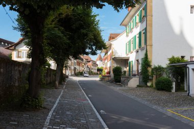 Murten, İsviçre - 12 Ağustos 2019 - Murten 'in eski kasabasının sokakları