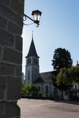 Murten, İsviçre - 12 Ağustos 2019 - Binaların ve çevrenin sokak manzarası