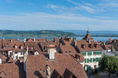 Murten, İsviçre - 12 Ağustos 2019 - Binaların, çevrenin ve çatıların sokak manzarası