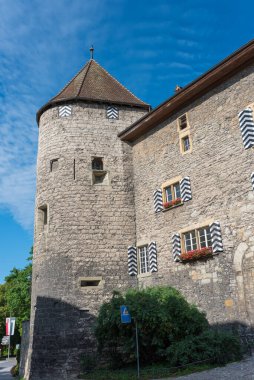 Murten, İsviçre - 12 Ağustos 2019 - Eski şehrin sokakları ve çevre bölgeler boyunca yürü