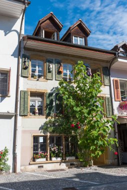 Murten, İsviçre - 12 Ağustos 2019 - Eski şehrin sokakları ve çevre bölgeler boyunca yürü