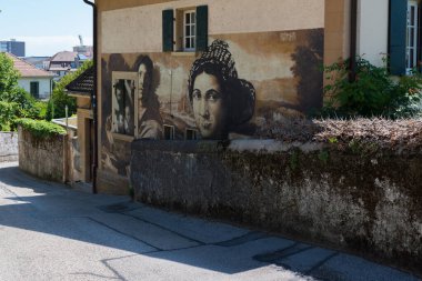 Neuchatel, İsviçre - 12 Ağustos 2019 - Şehrin sokakları ve çevresi boyunca yürü