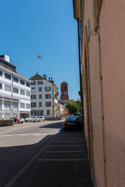 Neuchatel, İsviçre - 12 Ağustos 2019 - Şehrin sokakları ve çevresi boyunca yürü