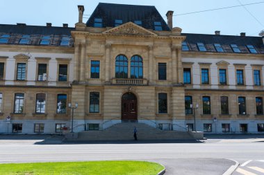 Neuchatel, İsviçre - 12 Ağustos 2019 - Şehrin sokakları ve çevresi boyunca yürü