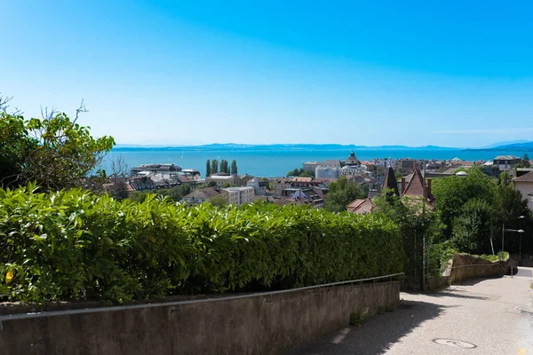 Neuchatel, İsviçre - 12 Ağustos 2019 - Şehrin sokakları ve çevresi boyunca yürü