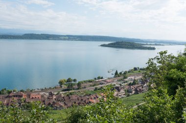 Twann, İsviçre - 14 Ağustos 2019 - Gaicht 'ten Twann' a ve Biel Gölü 'ne yürü.