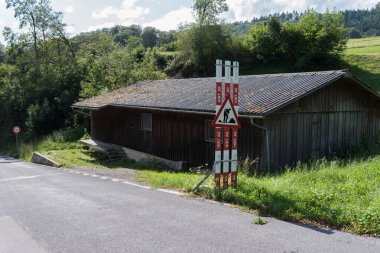 Twann, İsviçre - 14 Ağustos 2019 - Gaicht 'ten Twann' a ve Biel Gölü 'ne yürü.