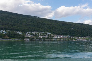 Twann, İsviçre - 14 Ağustos 2019 - Gaicht 'ten Twann' a ve Biel Gölü 'ne yürü.