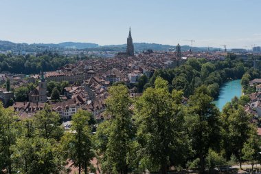 Bern, İsviçre - 9 Ağustos 2019 - Şehrin yükselişinden bern manzarası