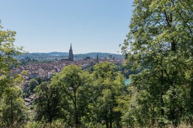 Bern, İsviçre - 9 Ağustos 2019 - Şehrin yükselişinden bern manzarası