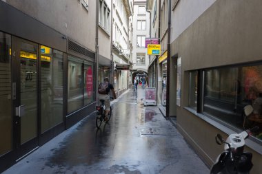 Bern, İsviçre - 12 Ağustos 2019 - Eski kasabanın ıslak bir yan sokağında yürü