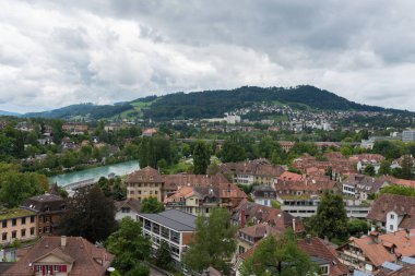 Bern, İsviçre - 12 Ağustos 2019 - İsviçre başkentindeki bazilikadan şehrin panoramik manzarası