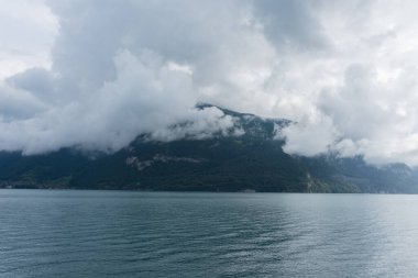 Interlaken, İsviçre - 10 Ağustos 2019 - Göl ve İsviçre Alpleri manzarası
