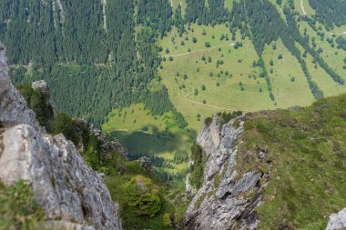 Niederhorn, İsviçre - 12 Ağustos 2019 - diğer zirvelerin dağ manzarası