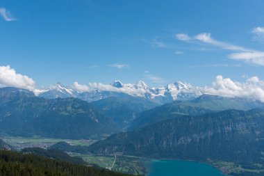 Niederhorn, İsviçre - 12 Ağustos 2019 - diğer zirvelerin dağ manzarası