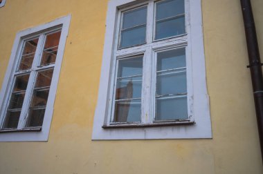 Olsztyn, Polonya - 24 Şubat 2021 - Olsztyn Kalesi Parkı 'nda yürüyüş