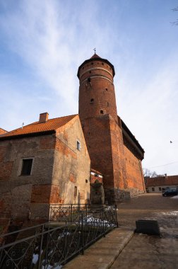 Olsztyn, Polonya - 24 Şubat 2021 - Olsztyn Kalesi Parkı 'nda yürüyüş