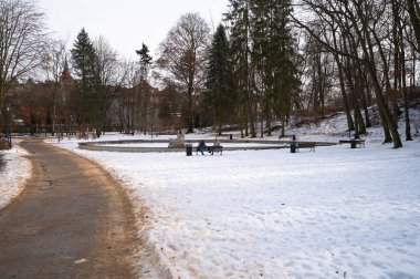 Olsztyn, Polonya - 24 Şubat 2021 - Olsztyn Kalesi Parkı 'nda yürüyüş