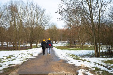 Olsztyn, Polonya - 24 Şubat 2021 - şehrin sokaklarında ve eski kasabada yürür