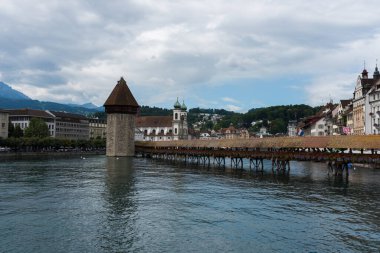 Lucern, İsviçre - 15 Ağustos 2019 - Şehir merkezinde duran eski Kapellbrucke ahşap köprüsünün manzarası