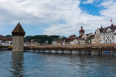 Lucern, İsviçre - 15 Ağustos 2019 - Şehir merkezinde duran eski Kapellbrucke ahşap köprüsünün manzarası