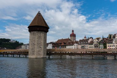 Lucern, İsviçre - 15 Ağustos 2019 - Şehir merkezinde duran eski Kapellbrucke ahşap köprüsünün manzarası